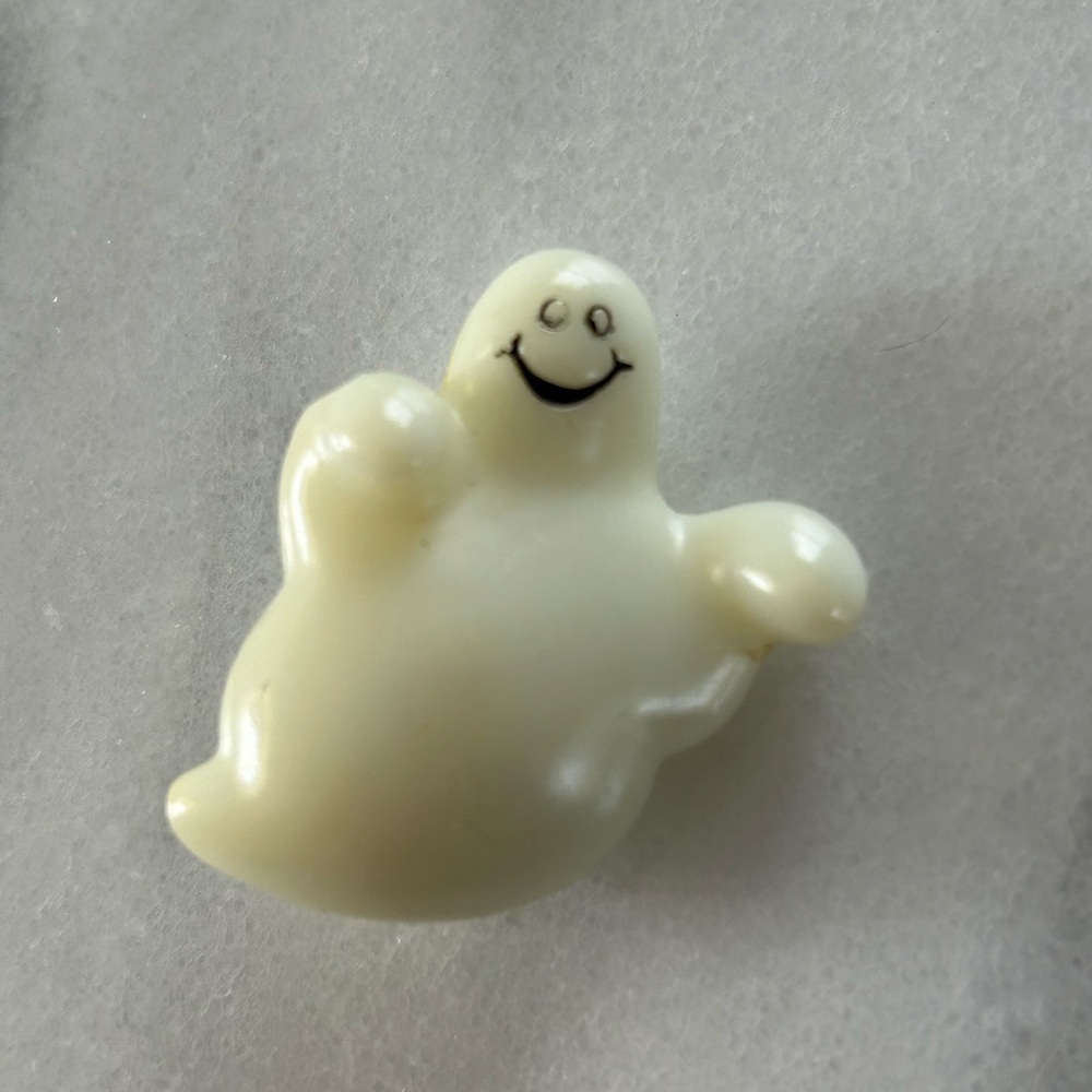 Vintage GGI smiling white Ghost Halloween pin